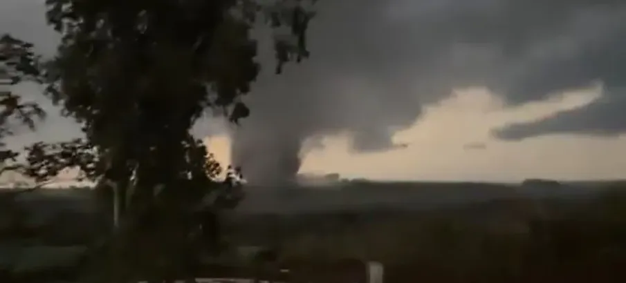 Tornado atinge cidades do Rio Grande do Sul e deixa feridos