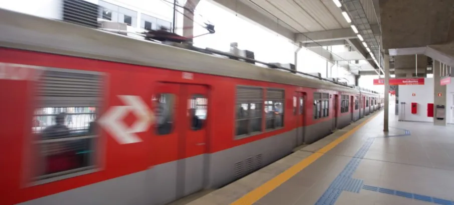 CPTM diz que greve n�o cumpre ordem e trem continua com falta de funcion�rios