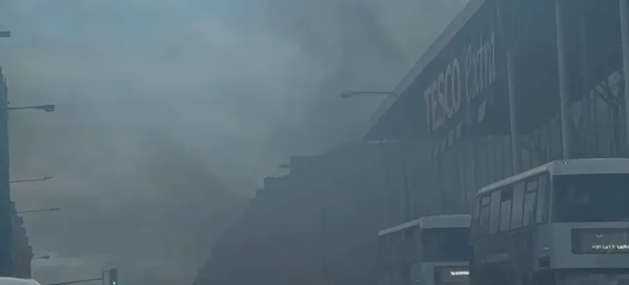 Inc�ndio em carro el�trico leva � evacua��o de supermercado Tesco em Glasgow