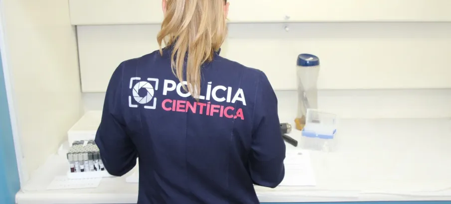 Pol�cia de SP coleta DNA na Pra�a da S� para ajudar a achar pessoas sumidas
