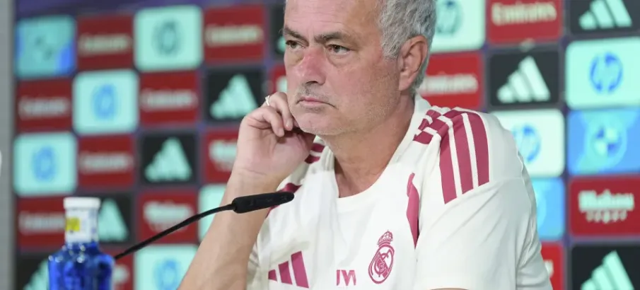 Mourinho brinca com imprensa, reclama de cansa�o e provoca Barcelona e Atl�tico