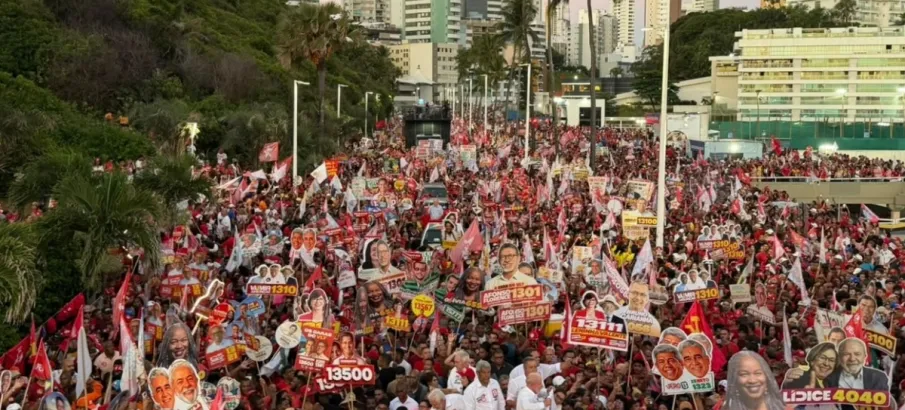 Lula arrasta multid�o em caminhada em Salvador