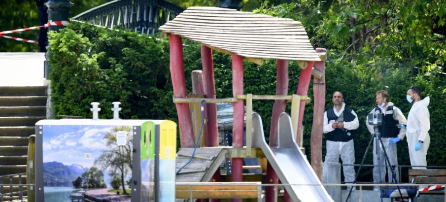 Homem vai a julgamento por esfaquear beb� brit�nica e 12 pessoas em parque na Fran�a
