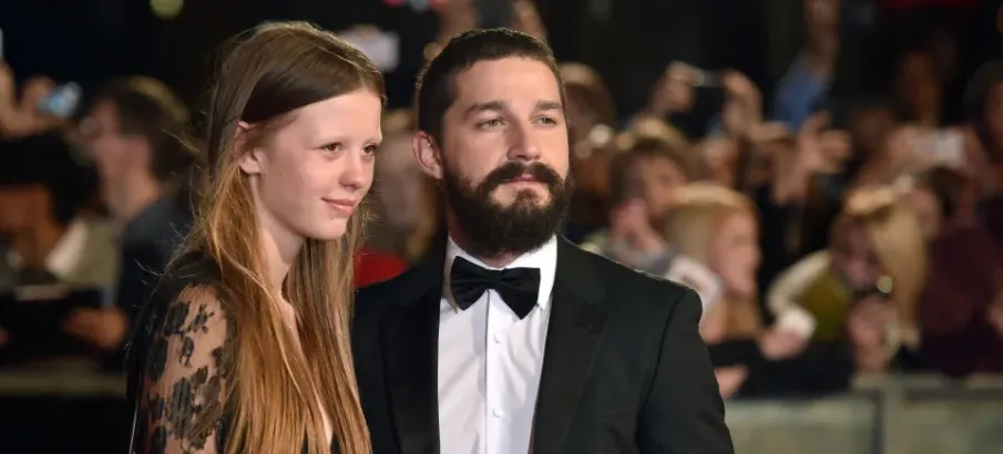 Mia Goth pede div�rcio de Shia LaBeouf ap�s esc�ndalos e pris�o