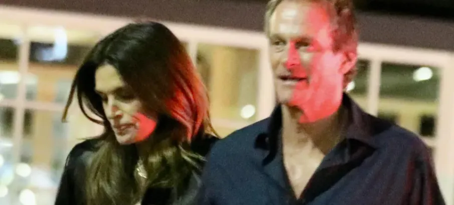 Cindy Crawford e Rande Gerber aparecem de m�os dadas na praia ap�s morte do filho