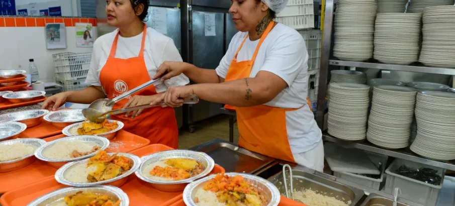 Obra no Bom Prato de Santos troca jantares por marmitas, mas mant�m comida a 1 real