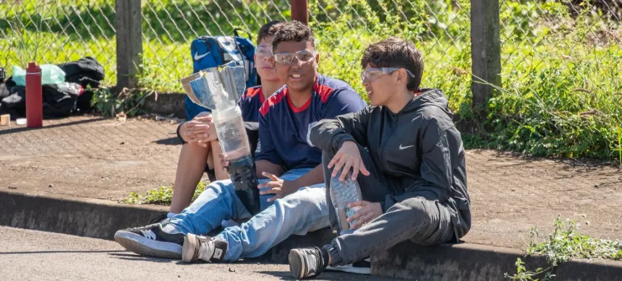 Escolas p�blicas de SP lan�am foguetes criados por alunos em olimp�ada cient�fica
