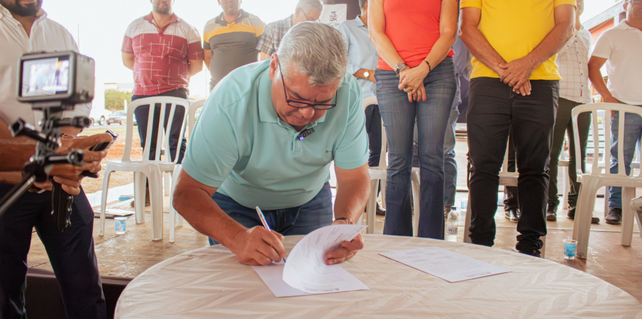 Prefeitura assina ordem de servio para pavimentao de ruas no Nova Barra
