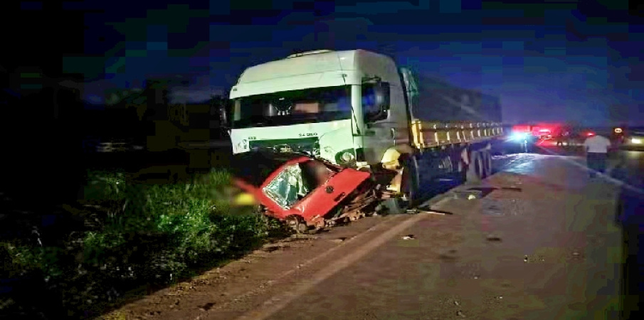 Cinco pessoas morrem aps acidente grave entre carro e carreta na BR-163