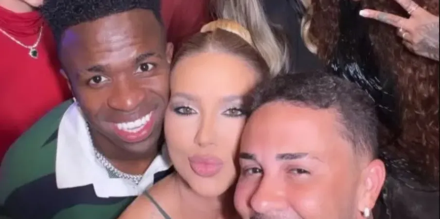 Virginia e Vini Jr. posam em evento de Natal