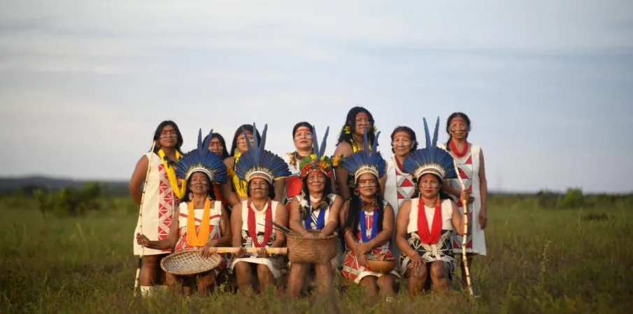 �lbum re�ne can��es ancestrais de mulheres ind�genas do povo Kur�-Bakairi