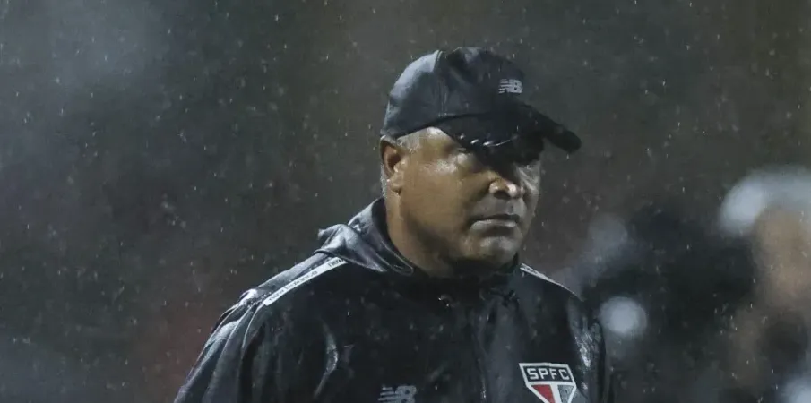 S�o Paulo: Roger faz li��o de casa, vira l�der e passa em teste de press�o