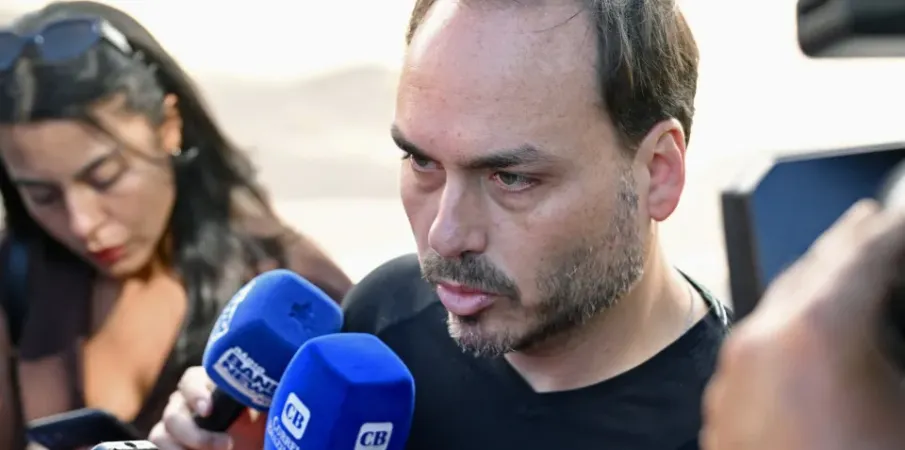 Carlos Bolsonaro publica foto do pai na UTI apesar de proibi��o; veja