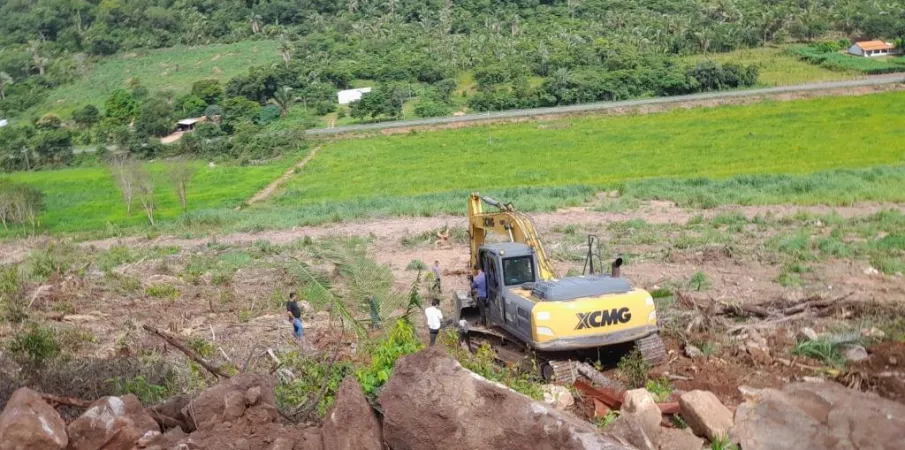 Batalh�o Ambiental da PM apreende escavadeira utilizada para desmatamento irregular