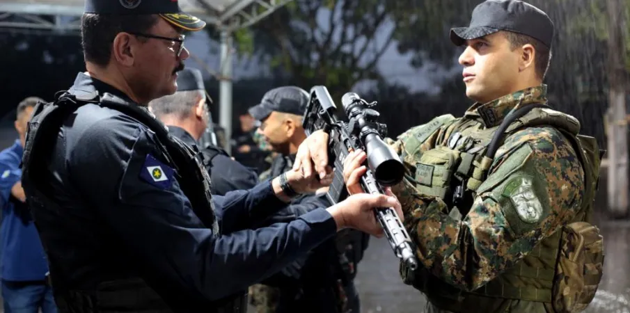 Governo de MT entrega R$ 2,3 milh�es em fuzis e drones ao Bope