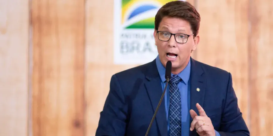 Deputado Mario Frias � internado na UTI ap�s dores abdominais