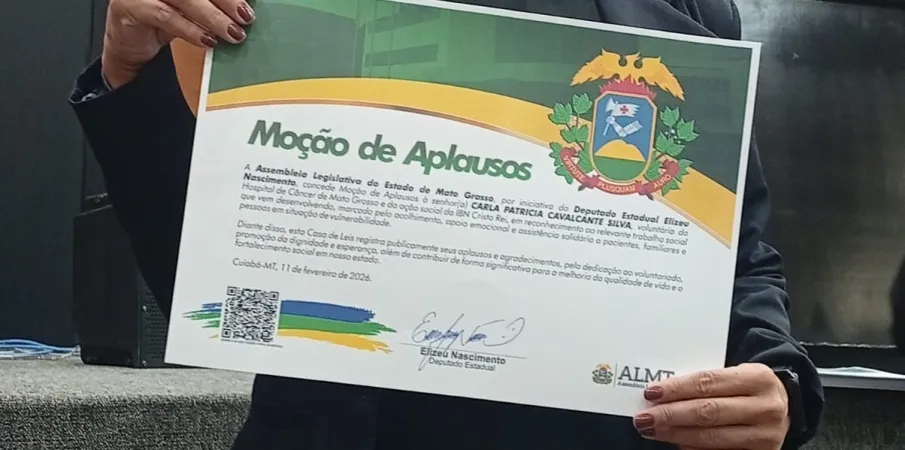 🎭 �Da sala de aula aos corredores do hospital: Prof� Carla  da Escola Dep. Emanuel Pinheiro recebe Mo��o de Aplausos por transformar amor em miss�o�