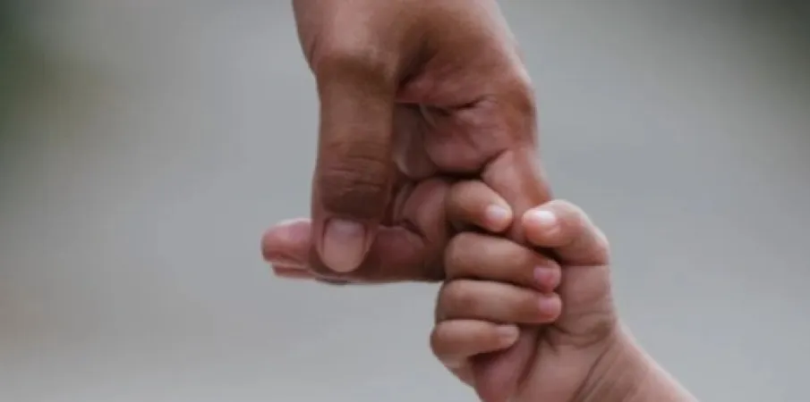 Homem arremessa beb� de 6 meses e tenta atropelar esposa em Cuiab�