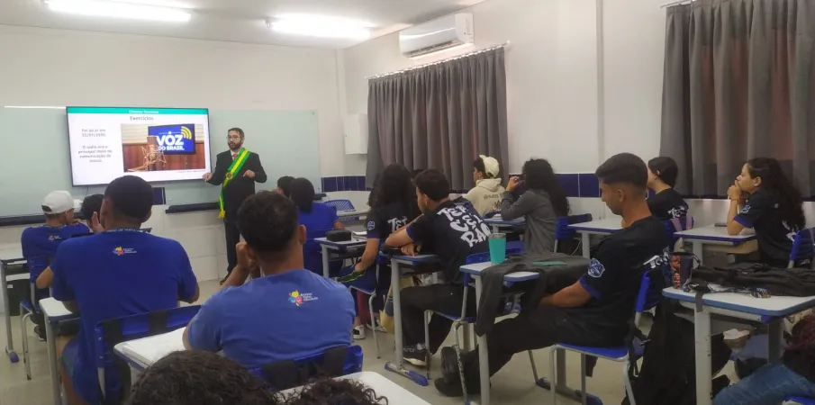 Aul�o sobre a Era Vargas com o Prof� Estefanio Gama movimentou a Escola Dep. Emanuel Pinheiro no Projeto Conex�o ENEM