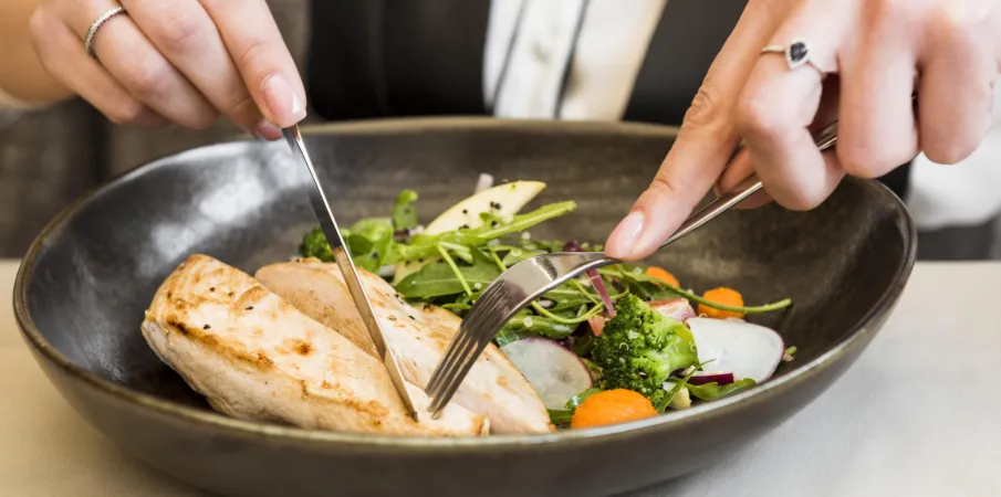 O erro que pode deixar voc� com mais fome e menos resultado na dieta