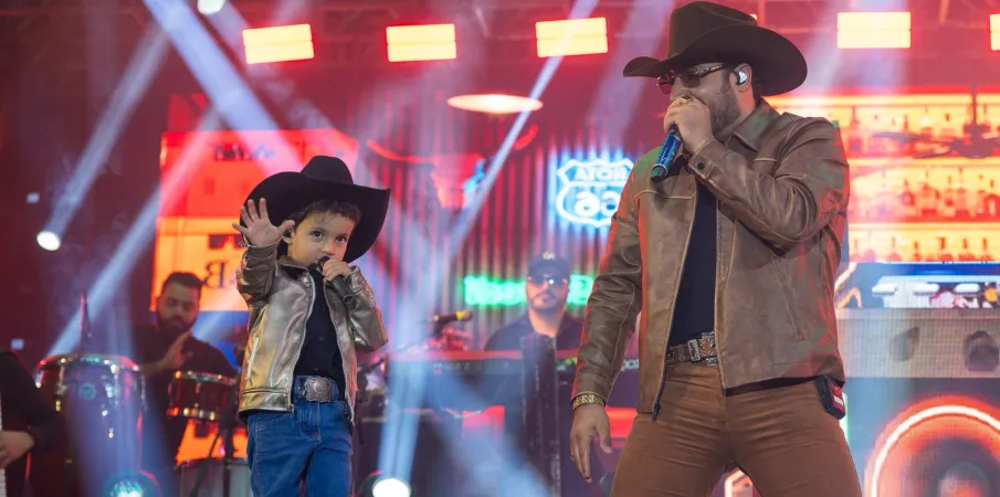Filho de Barretto rouba a cena em show da dupla Bruno & Barretto