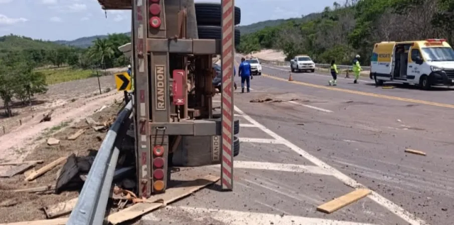 Duas v�timas fatais ap�s tombamento de carreta carregada com drogas na BR-163 em MT