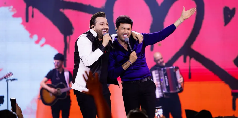 Ruan e Leandro levam hit de fofoca para premia��o de celebridades em S�o Paulo