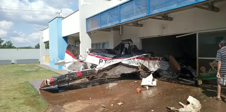 Avi�o agr�cola cai e atinge pr�dio de creche com 180 crian�as em Campo Verde