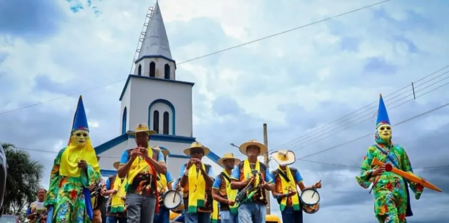 Entre passos, cantos e promessas: a travessia da Folia de Santo Reis pelas comunidades