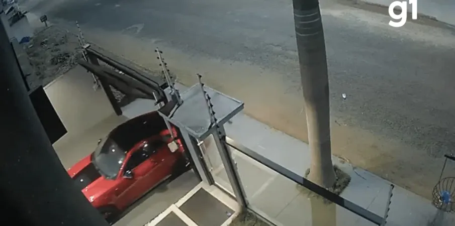 Mulher usa carro de luxo para fugir de suposto c�rcere privado em MT
