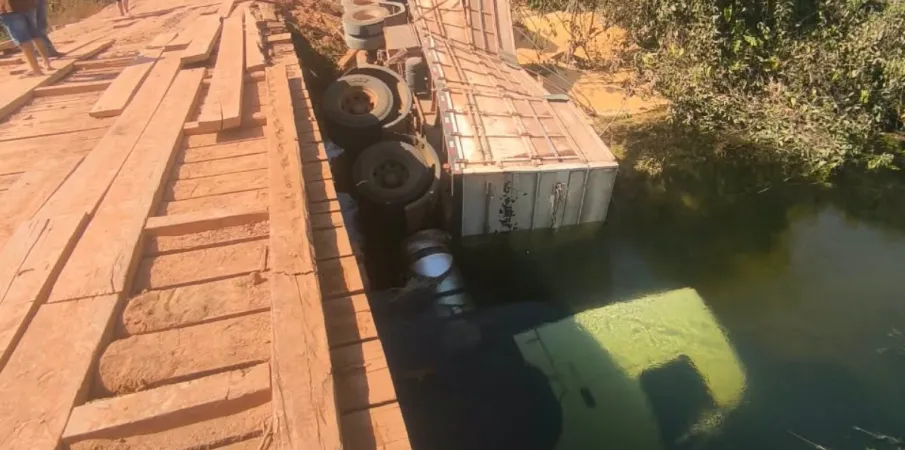 Homem morre afogado ap�s carreta com milho cair de ponte em rio em Mato Grosso