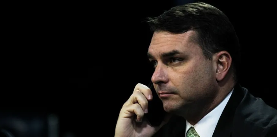 Fl�vio Bolsonaro diz que pai mandou ele 'ficar firme' ap�s den�ncia de financiamento de filme