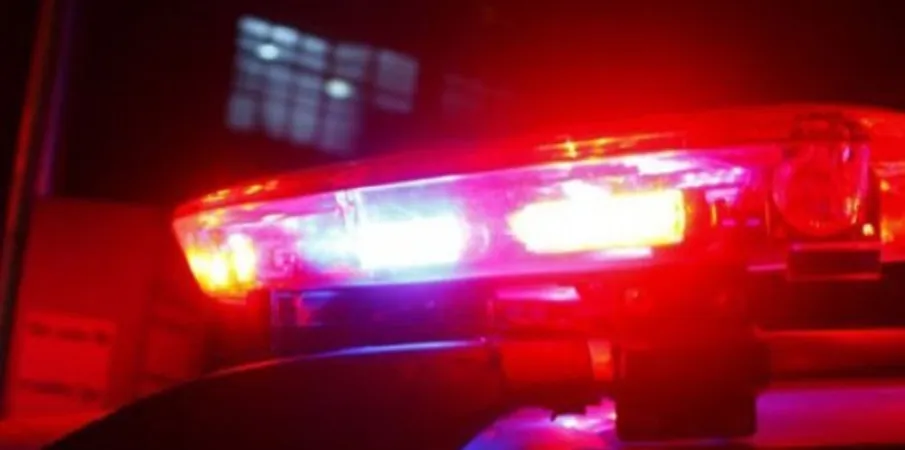 M�e abandona tr�s filhos com fome em casa e � presa em bar