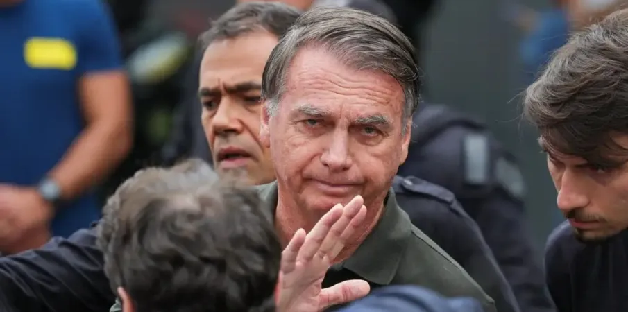 Moraes mant�m Bolsonaro em pris�o domiciliar e manda tomar suas armas