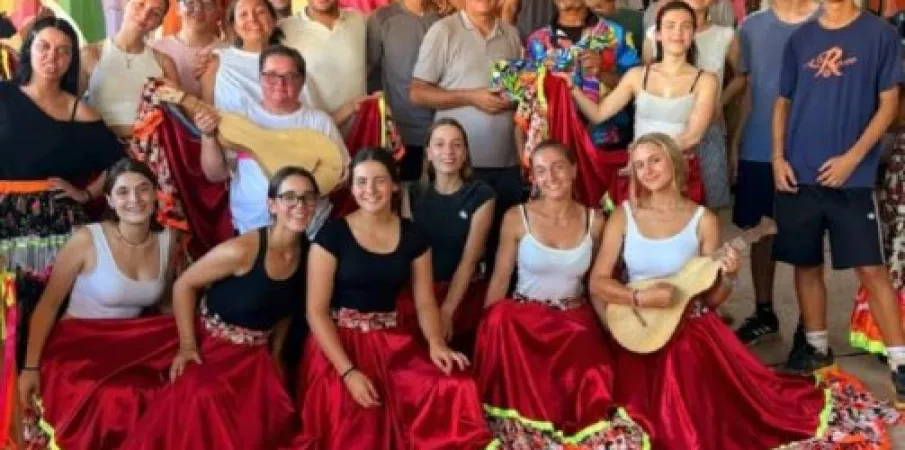 Jovens da It�lia visitam Mato Grosso para viver f� e cultura