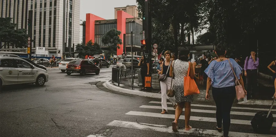 Sem�foro inteligente reduz espera de pedestres em S�o Paulo