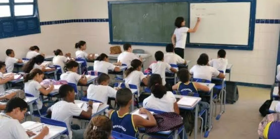 Governo do DF devolve R$ 25,5 milh�es para escolas ap�s protestos