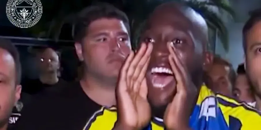 Lukaku deixa Napoli e � recebido com festa na Turquia