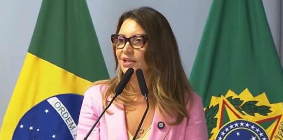 Janja homenageia Marisa, ex-esposa de Lula, durante lan�amento da campanha