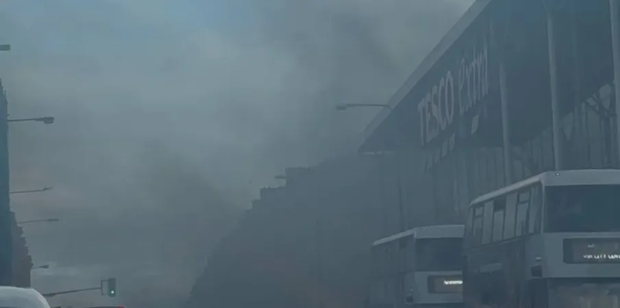 Inc�ndio em carro el�trico leva � evacua��o de supermercado Tesco em Glasgow