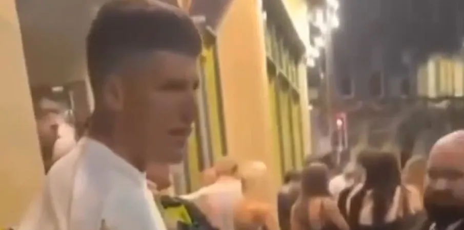 Estrela de cr�quete inglesa � detida em pub enquanto ECB investiga v�deo