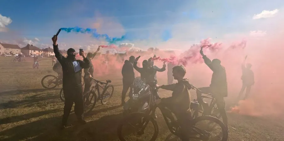 Jovens mascarados soltam fogos e bal�es para homenagear morto em acidente na A66 e geram pol�mica