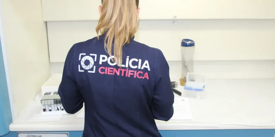 Pol�cia de SP coleta DNA na Pra�a da S� para ajudar a achar pessoas sumidas