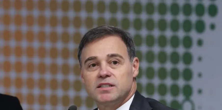 Ministro Mendon�a recusa abrir celular de banqueiro e diz que atrapalharia julgamento
