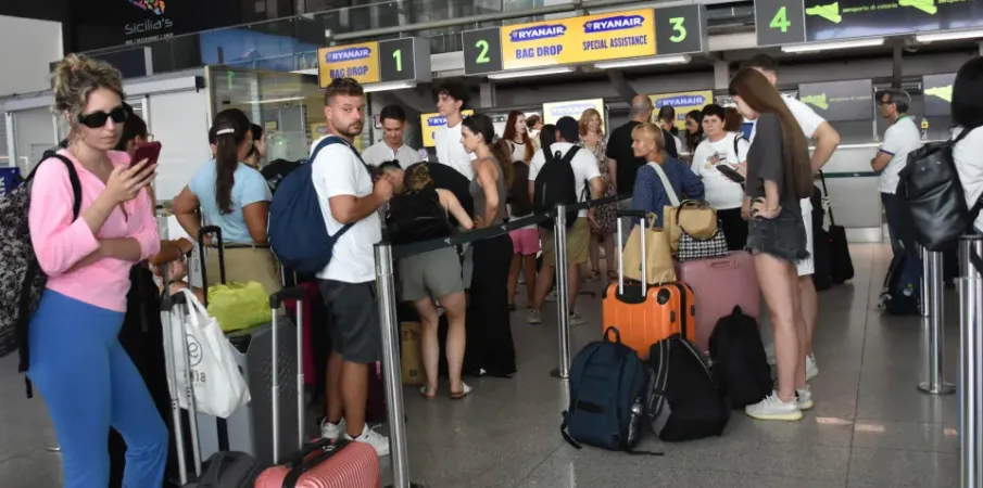 Etna entra em erup��o e paralisa voos no aeroporto de Cat�nia na It�lia