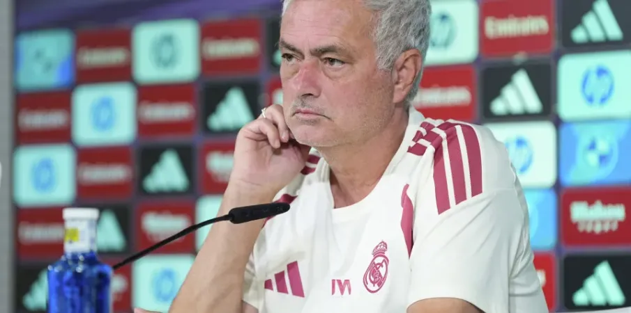 Mourinho brinca com imprensa, reclama de cansa�o e provoca Barcelona e Atl�tico