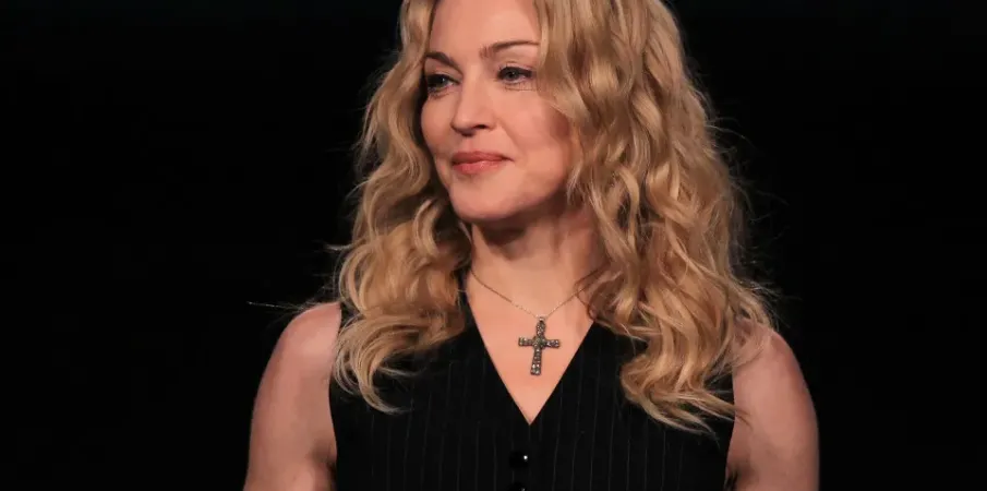 Madonna vence pr�mio de artista do ano e relembra falha hist�rica em show