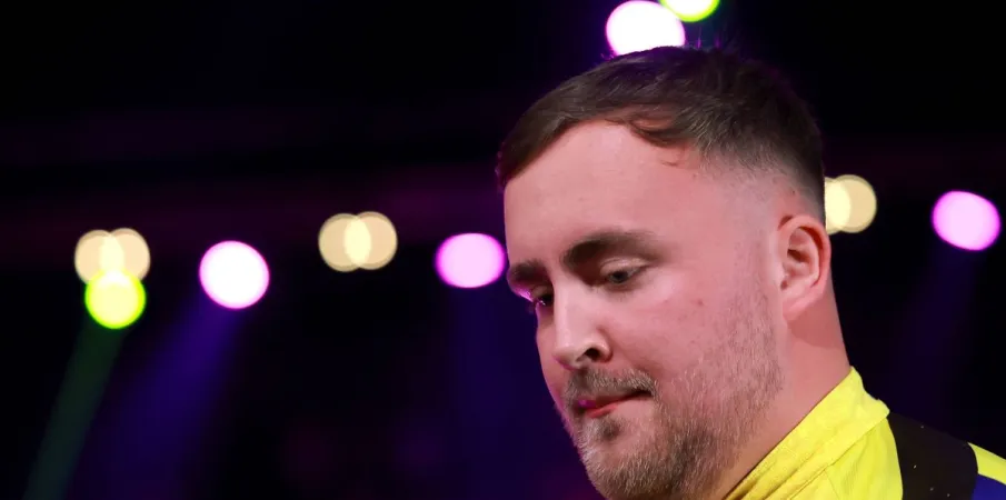 Choque no darts: L�der mundial Luke Littler � eliminado na primeira rodada