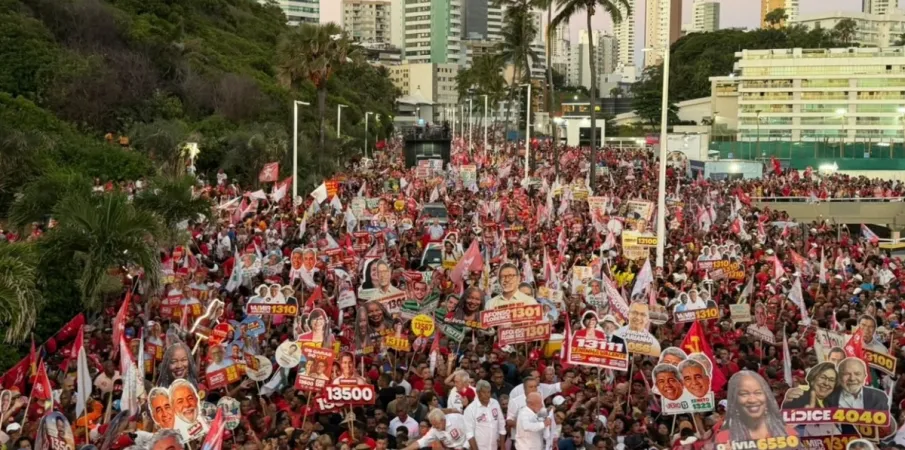 Lula arrasta multid�o em caminhada em Salvador