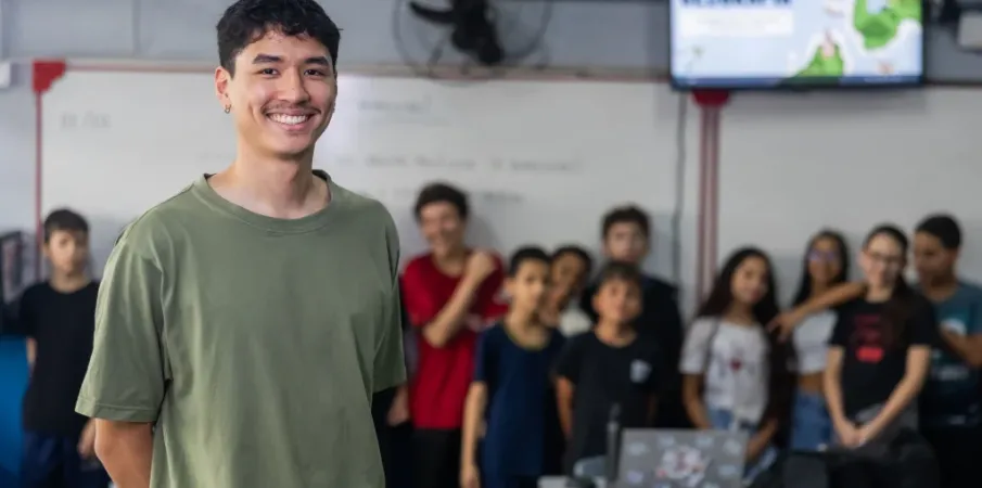 Professor que estudou na mesma escola agora leciona e � homenageado em premia��o da Educa��o de SP